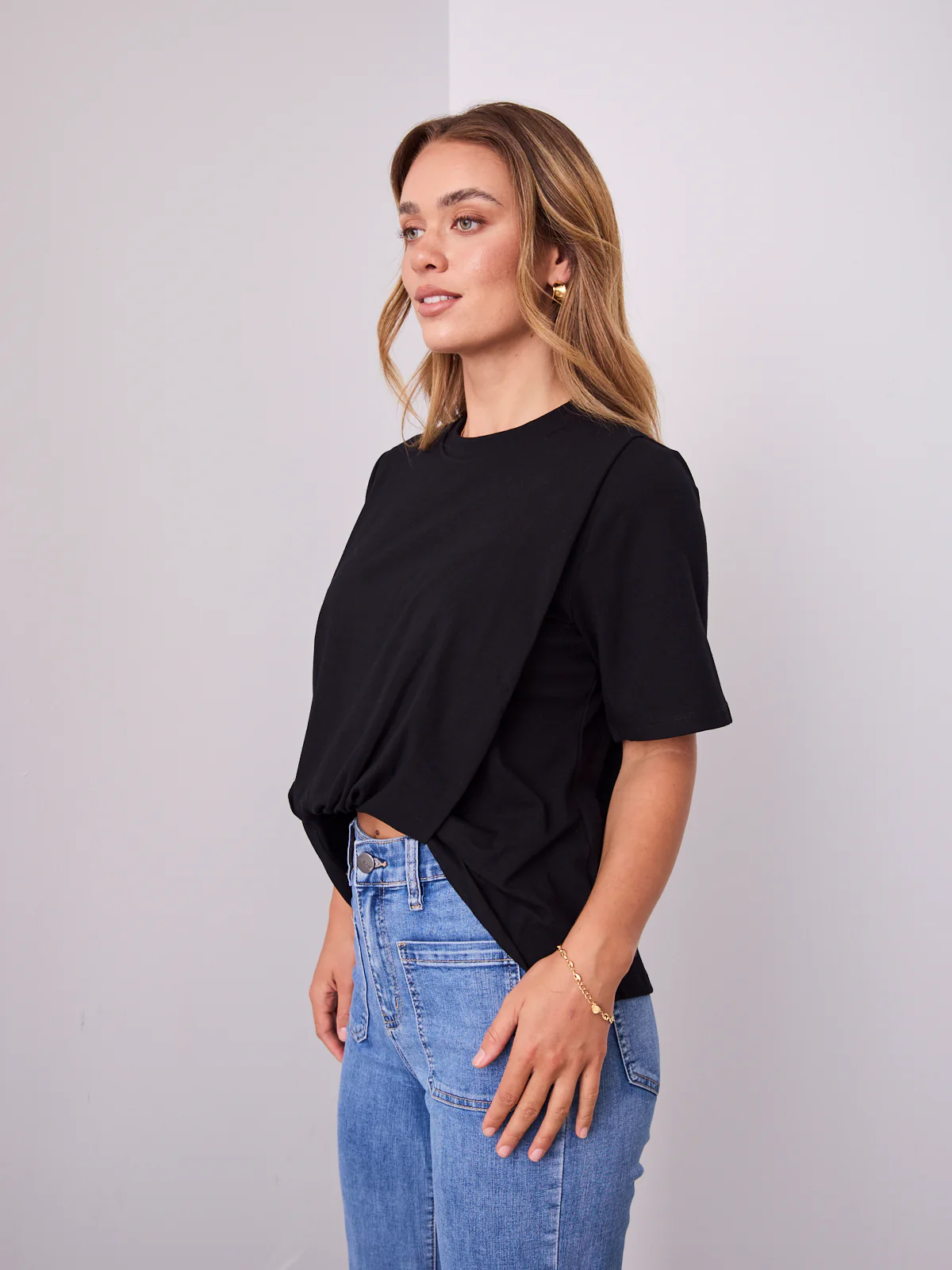 AMBER TUCK TEE - BLACK - Image 9