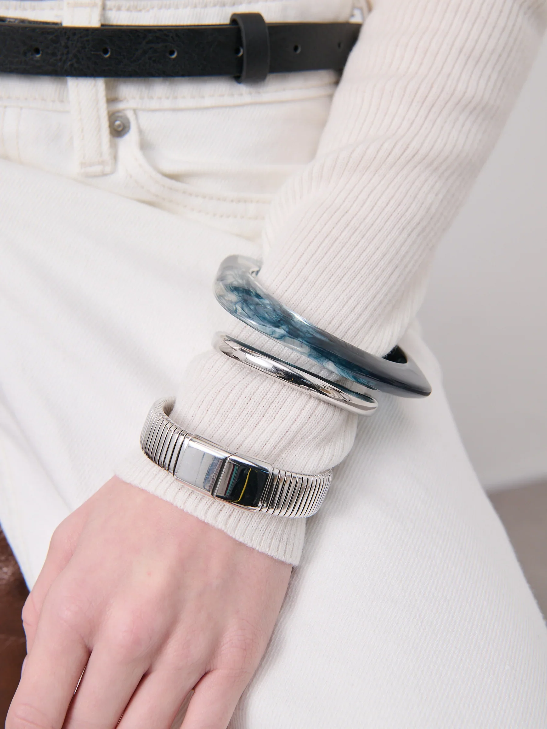 BOLD SNAKE MAGNETIC BANGLE - SILVER - Image 3
