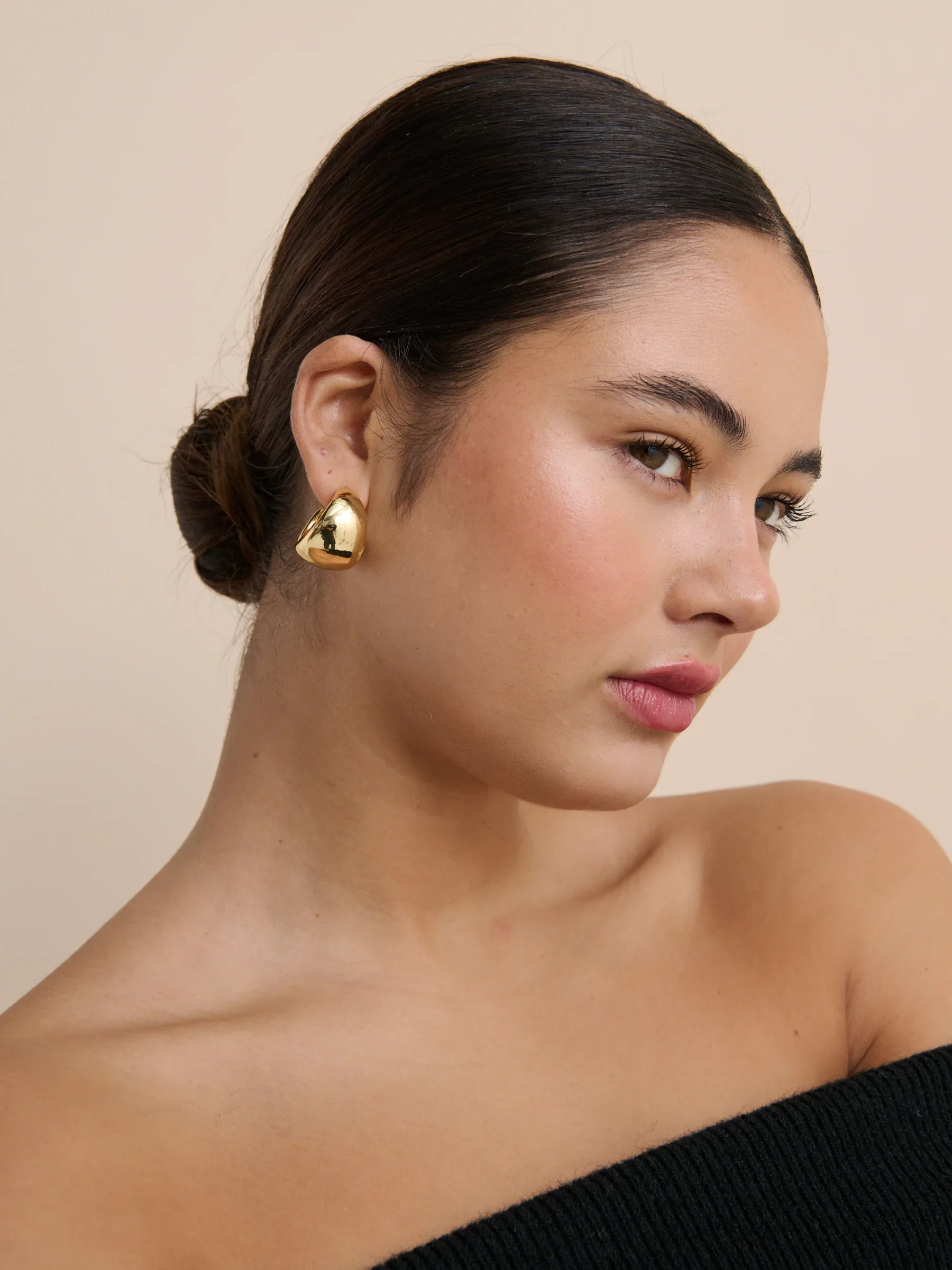DOME HUGGIE 18K GOLD PLATED EARRINGS - GOLD - Image 2