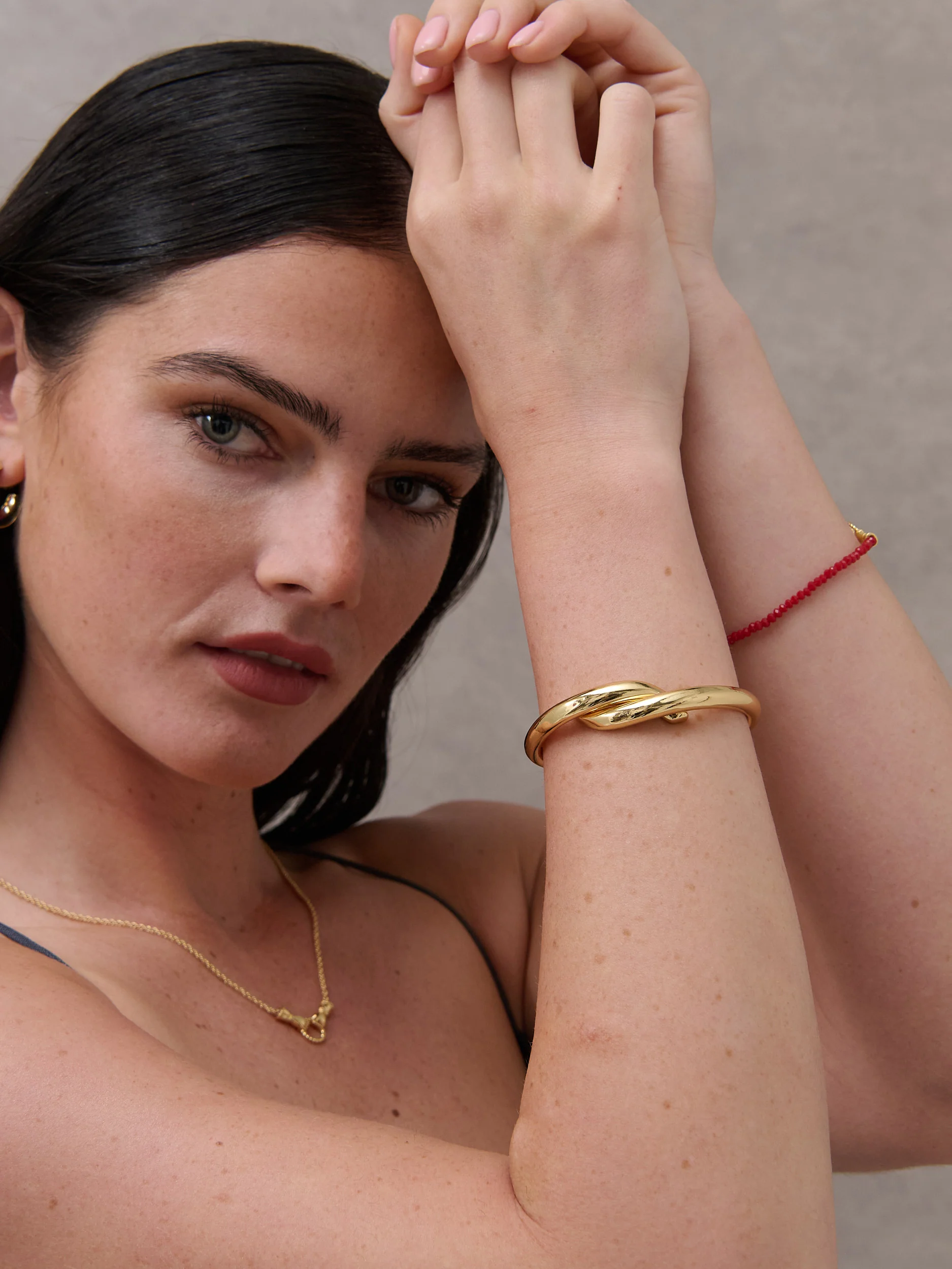 INTERLOCK TWIST 18K GOLD PLTED BANGLE - GOLD - Image 3